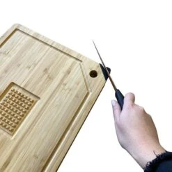 Planche à Découper En Bois Avec Aiguiseur De Couteaux Intégré 7 Planche à Découper En Bois Avec Aiguiseur De Couteaux Intégré -Intexoo Shop planche a decouper en bois multifonction 2